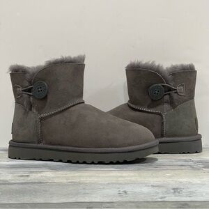 UGG Mini Bailey Button II Genuine Shearling Boot - Grey - Sz - 6 .US